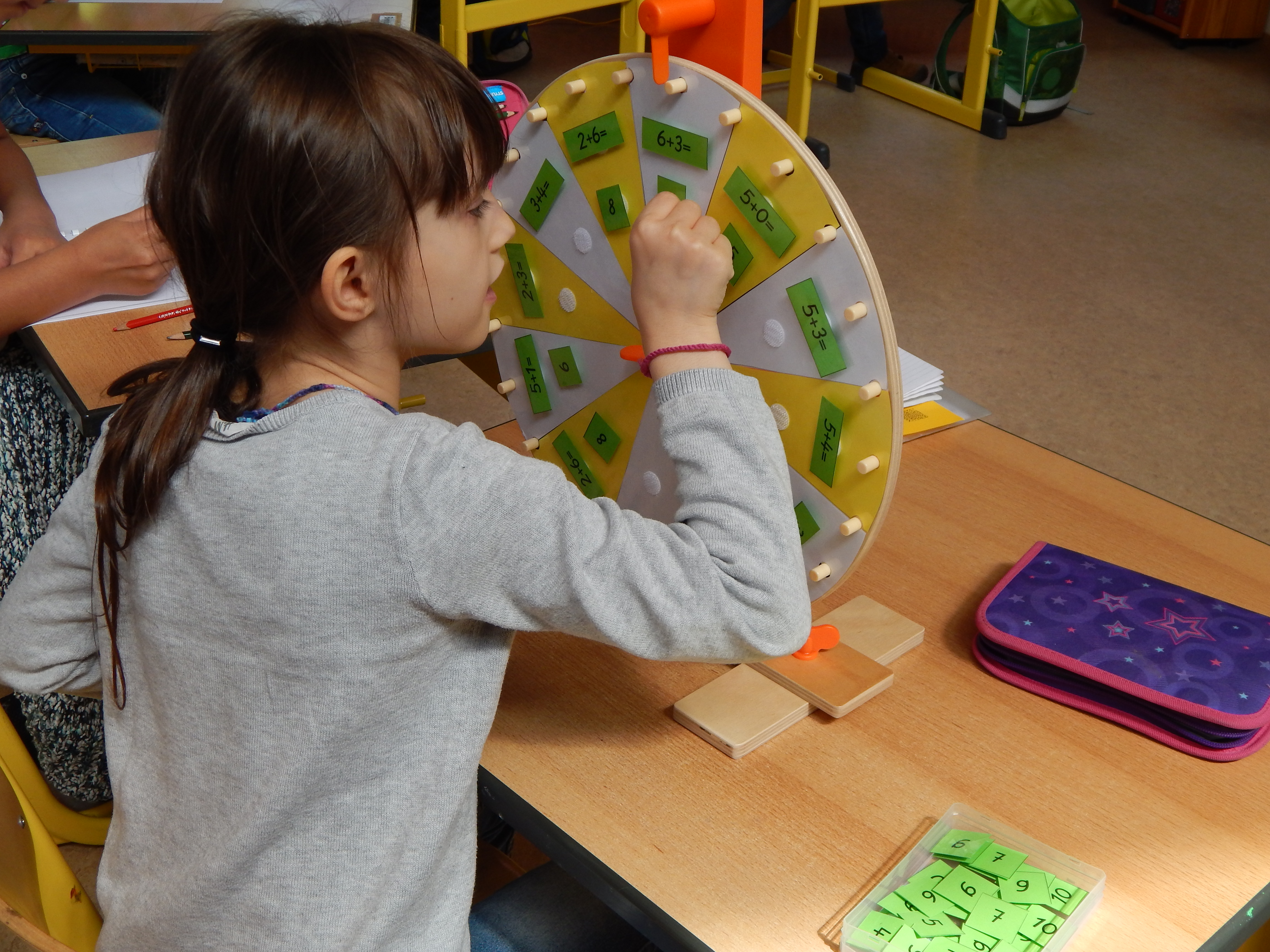 Fröbelschule Fellbach - Schüler beim Rechnen - Stufenprofil der Grundschule