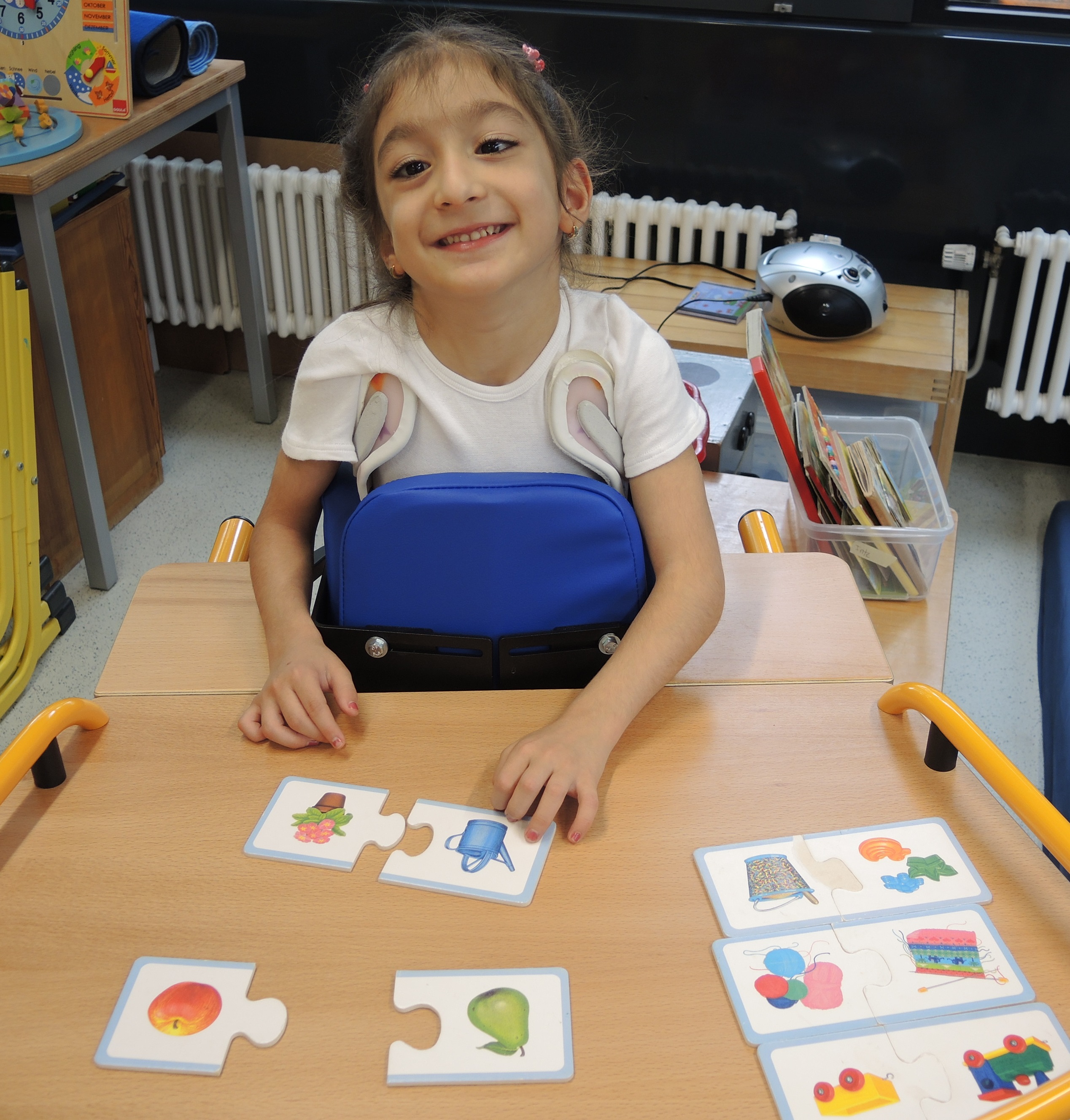 Fröbelschule Fellbach - Schüler beim Puzzeln - Stufenprofil der Grundschule