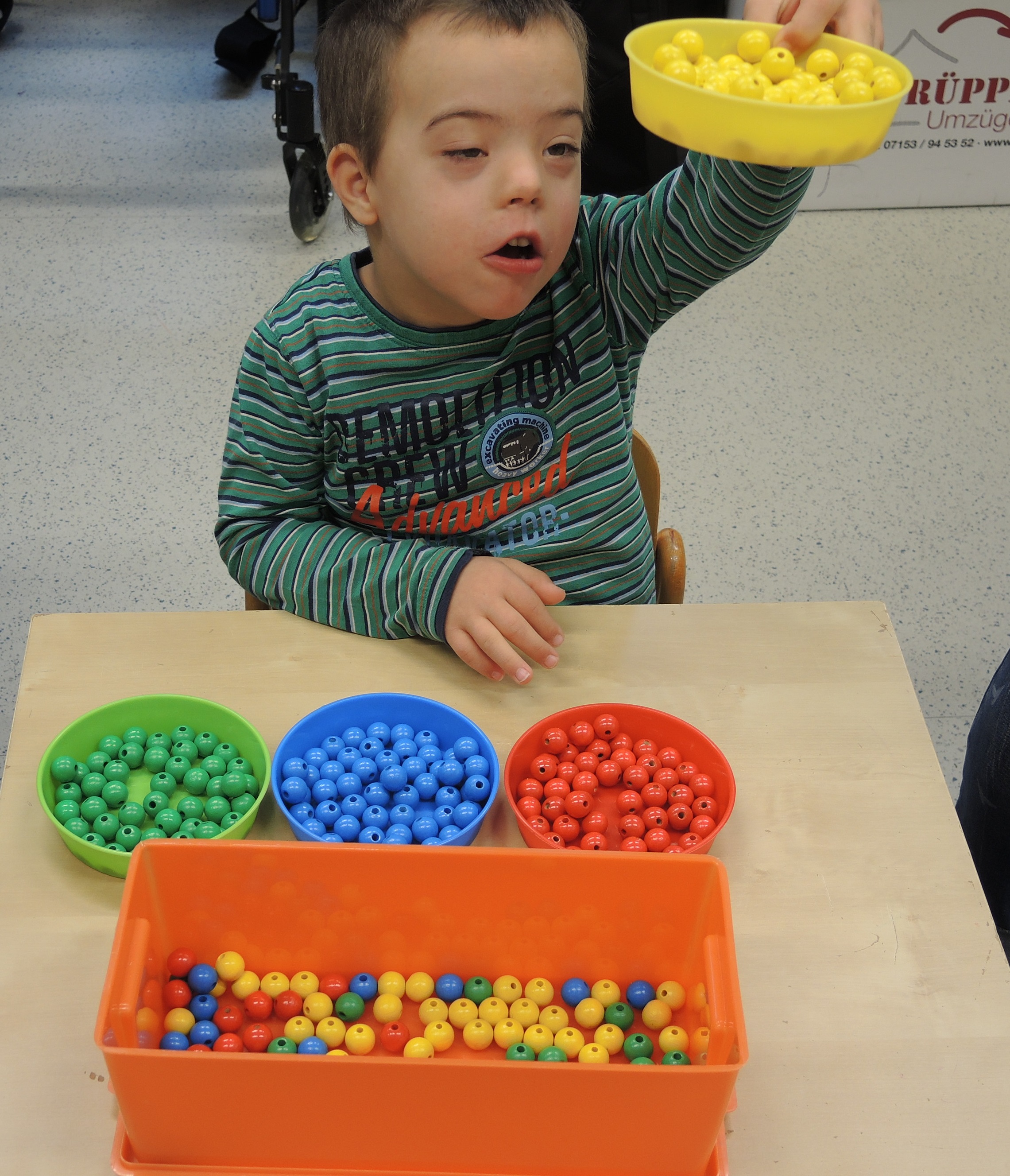 Fröbelschule Fellbach - Schüler beim Basteln - Stufenprofil der Grundschule