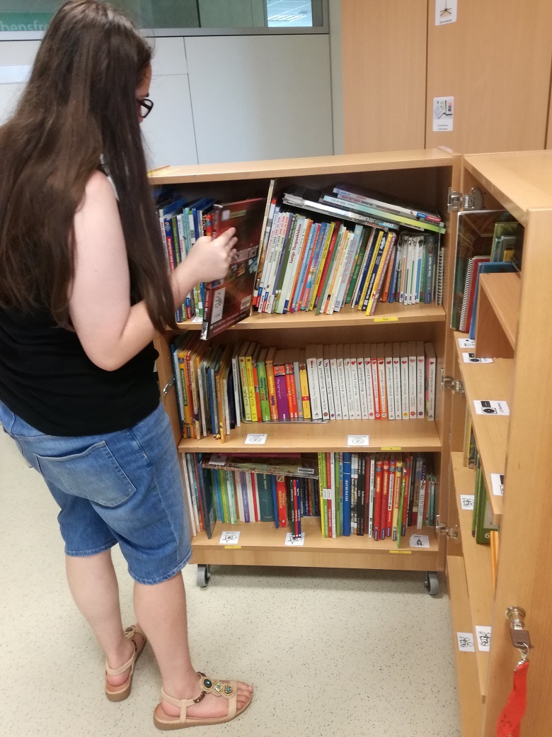 Fröbelschule Fellbach - Schulbücherei - Schülerin beim Lesen